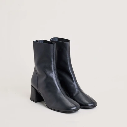 Ankle boots with back zippers in soft black leather | denonie
