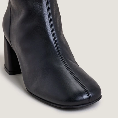 Ankle boots with back zippers in soft black leather | denonie