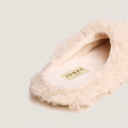 Slippers in beige fluffy fabric | judie