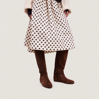 Bottes hautes &agrave; bouts ronds in brown suede | decibel