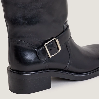 Bottes hautes &agrave; sangles in black leather | darjorie
