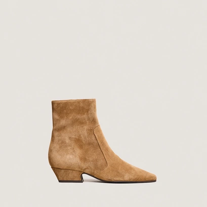 Pointed-toe ankle boots in tabacco suede | domaine
