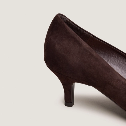 Pointed-toe pumps in dark brown suede | debrief