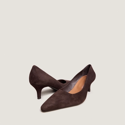 Pointed-toe pumps in dark brown suede | debrief