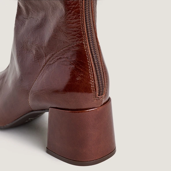 Ankle boots with back zippers in shiny brown leather | DENONIE