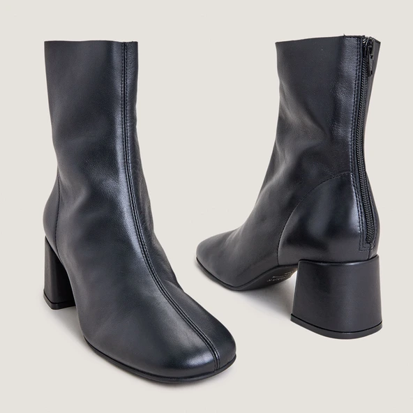 Ankle boots with back zippers in soft black leather | DENONIE