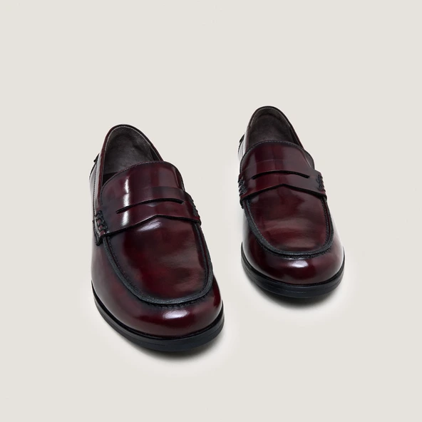 Round-toe loafers in burgundy patinated leather | ALBIN