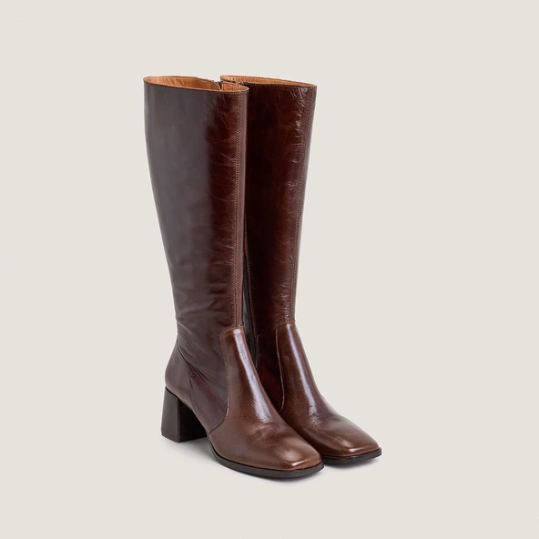 Square-toe boots in brown distressed leather | ARGENTINE