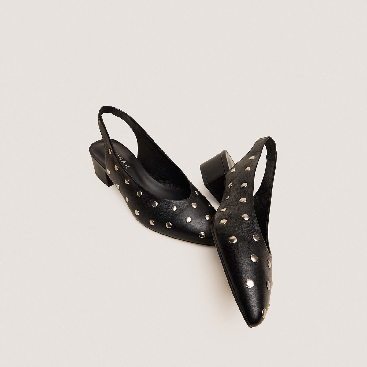 Ballerines &agrave; bouts pointus et rivets black