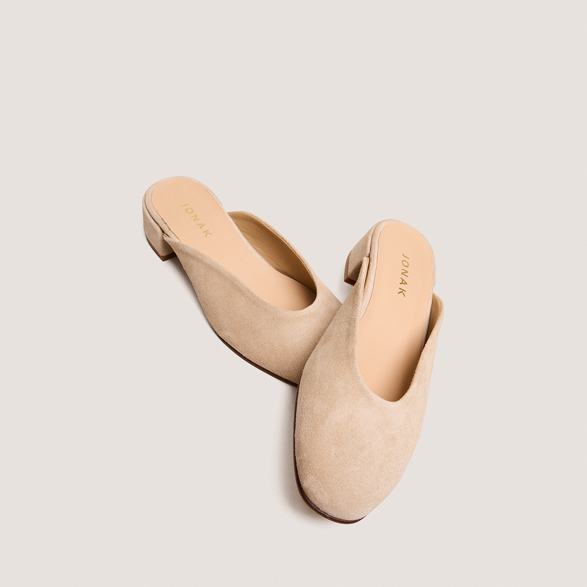 Mules &agrave; bouts ronds et petits talons ivory