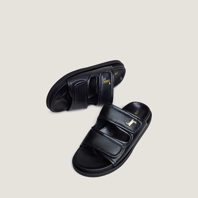 Mules &agrave; monogrammes in black leather | win