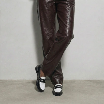 Mocassins &agrave; plateau pinc&eacute; in black and white patent leather | audelya