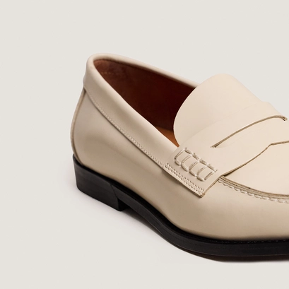 Mocassins &agrave; plateau pinc&eacute; in ivory patent leather| audelya