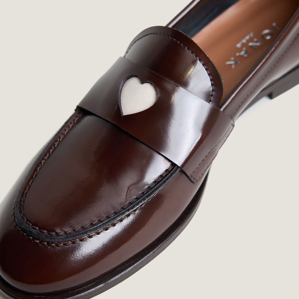 Round-toed loafers with heart details in brown glazed leather | DONJUAN