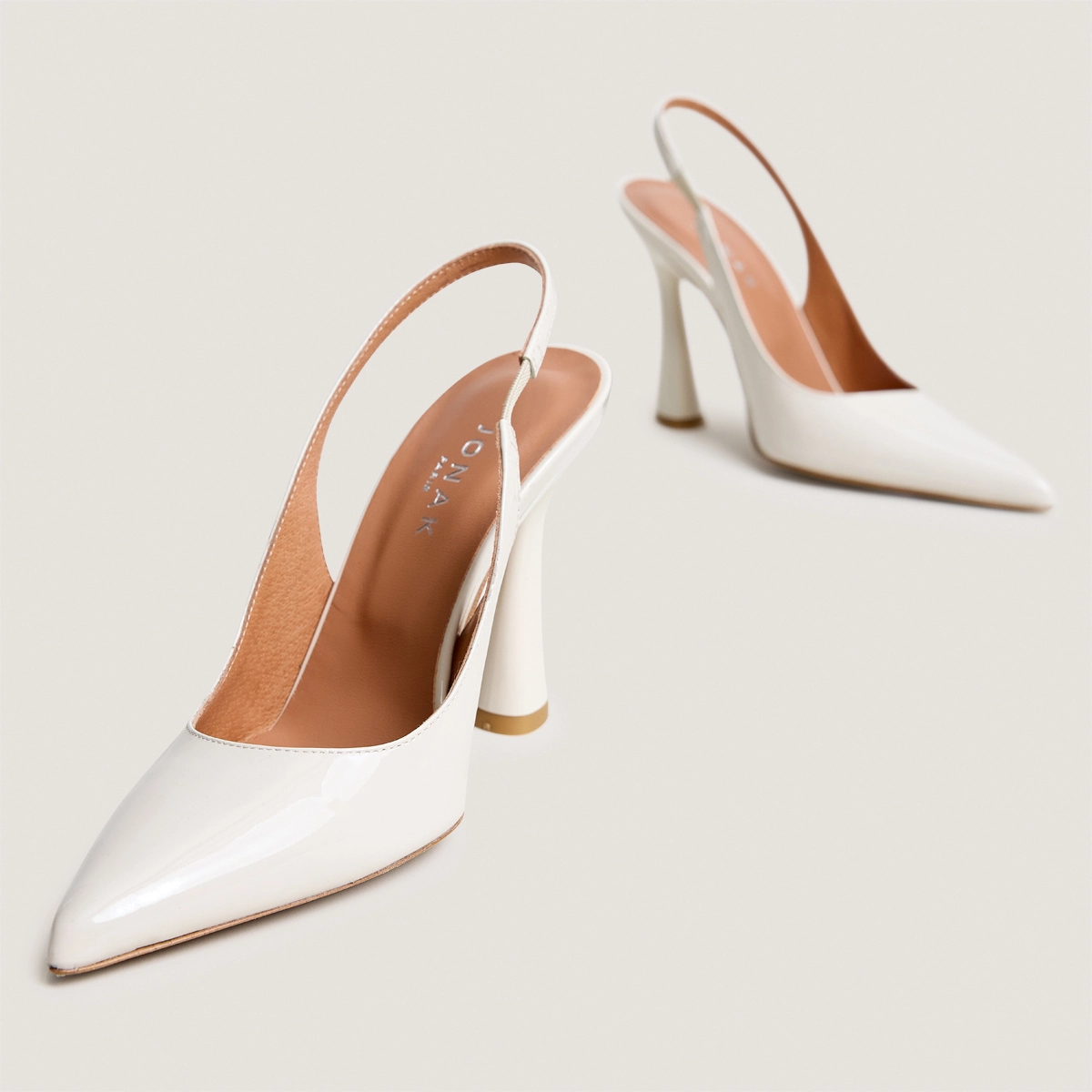 Pointed-toe slingback pumps in ecru patent leather | DRESSY
