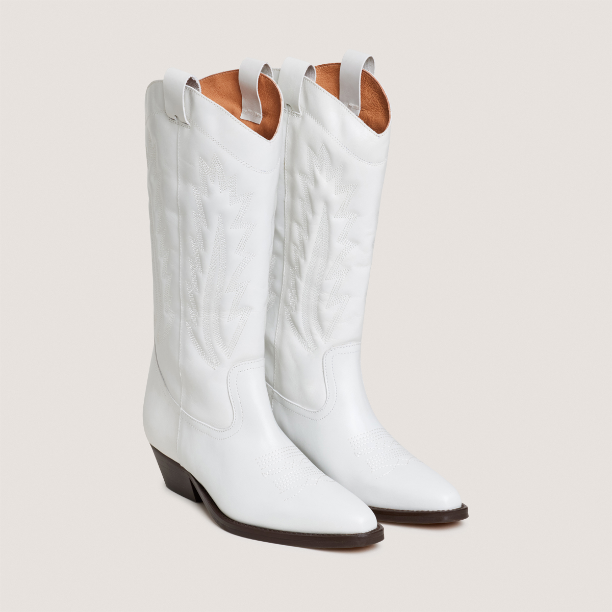Bottes &agrave; bouts pointus et surpiqures apparentes white