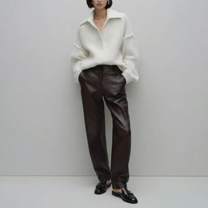 Mules &agrave; bouts ronds in black glazed leather | DISTANT