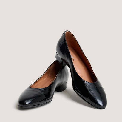 Ballerines &agrave; bouts ovales in black pleated patent leather | dua