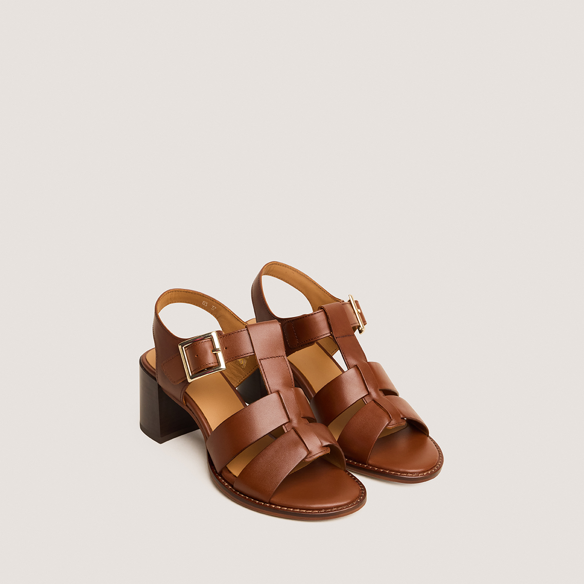 Sandales &agrave; talons carr&eacute;s et boucles ajustables cognac