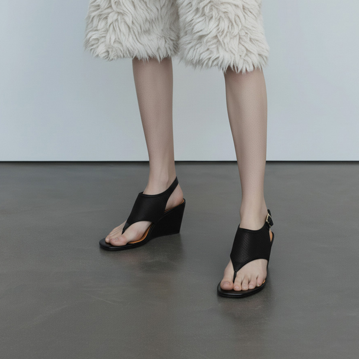 Sandales compens&eacute;es et brides ajustables black