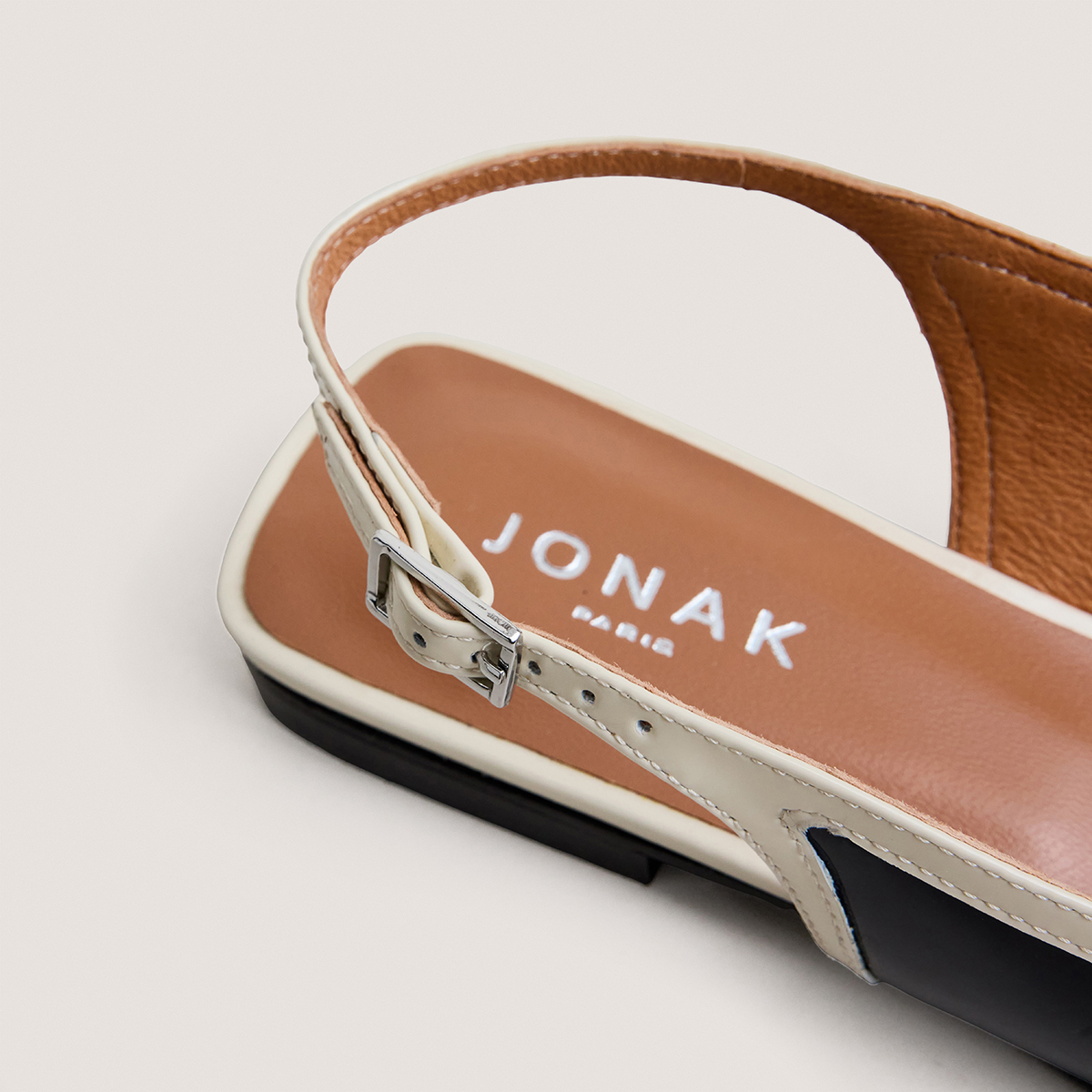 Ballerines slingbacks &agrave; bouts pointus in black patent leather and ecru leather | DAXUS