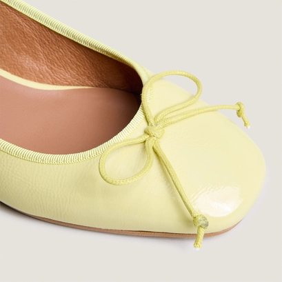 Ballerines slingbacks in pale yellow pleated patent leather | dybilo