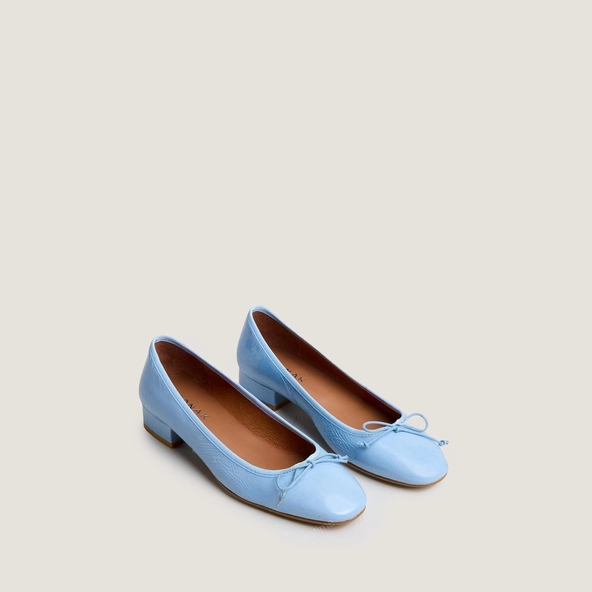 Ballerines &agrave; talons in sky blue pleated patent leather | DADOU