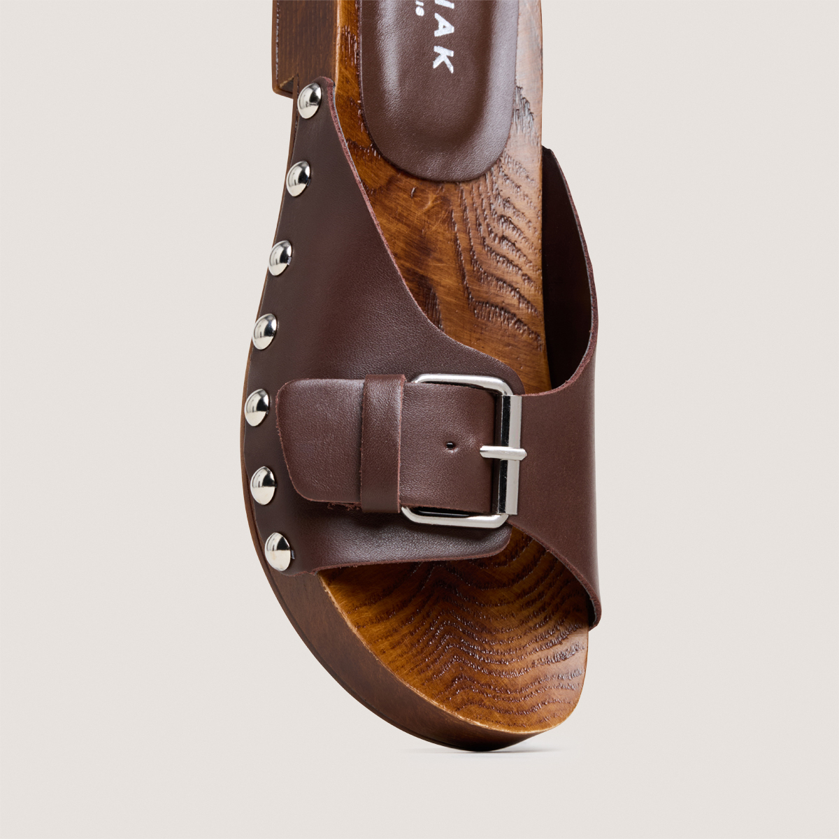 Mules &agrave; petits talons et rivets dark brown