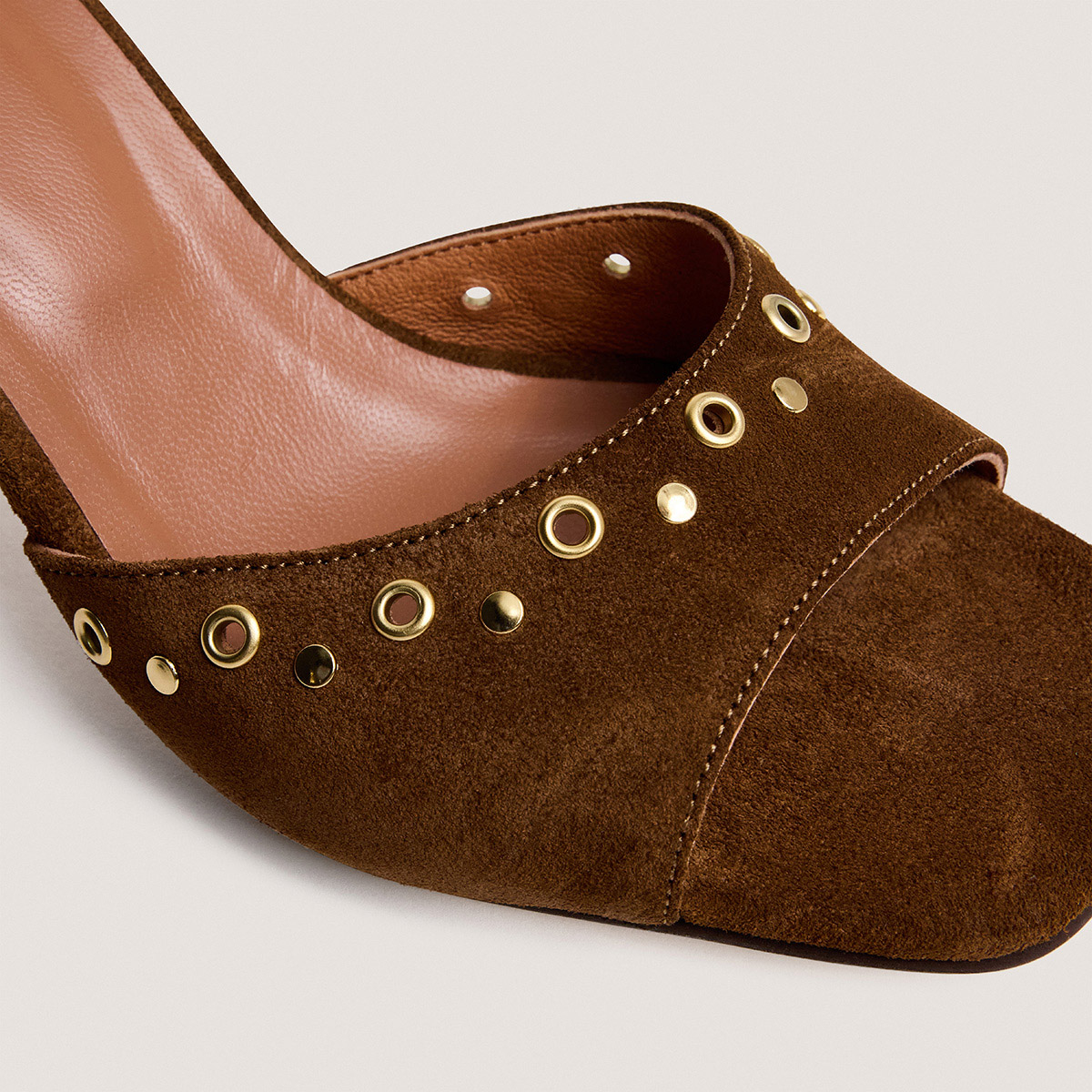 Mules &agrave; talons hauts et rivets cognac