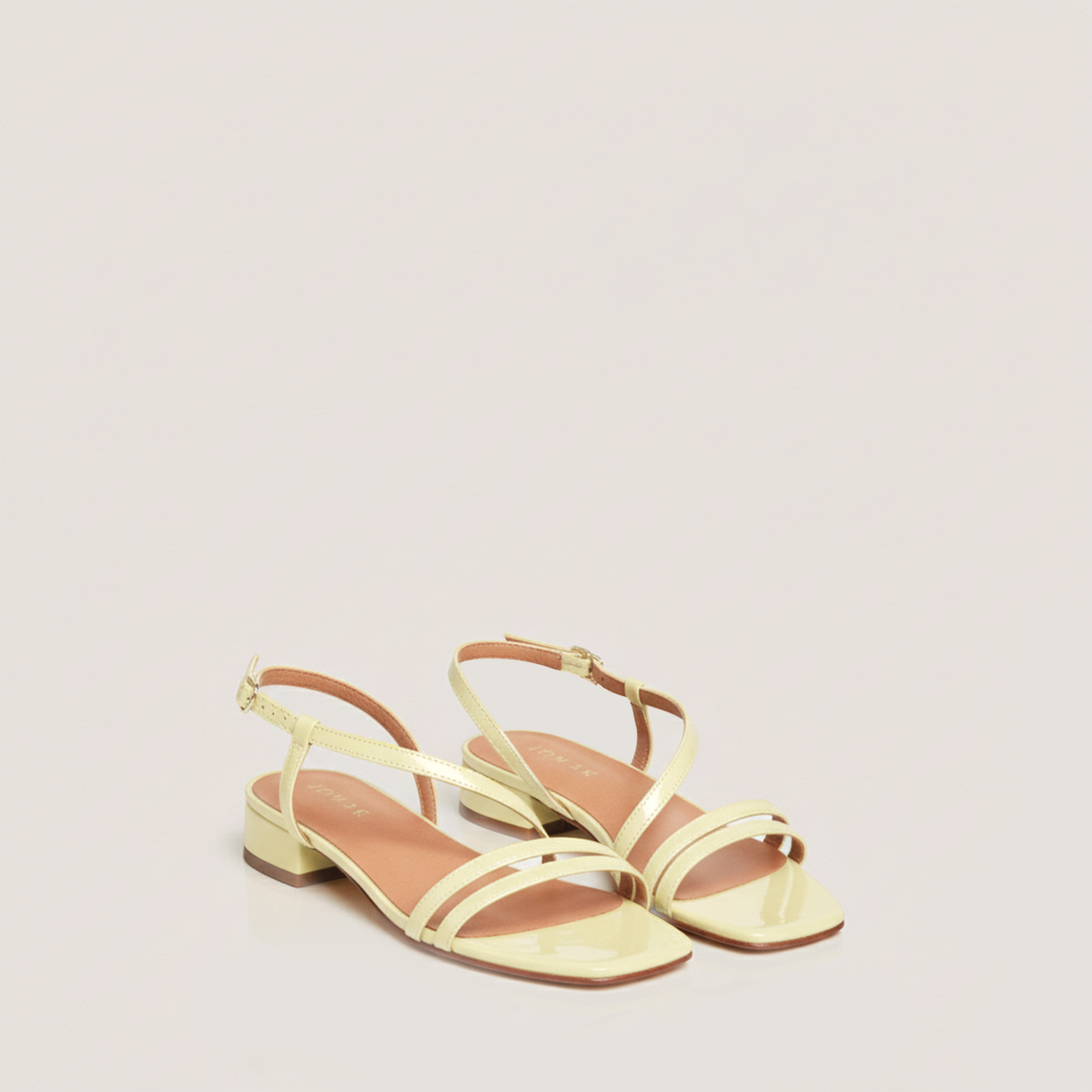 Sandales &agrave; petits talons jaune pale