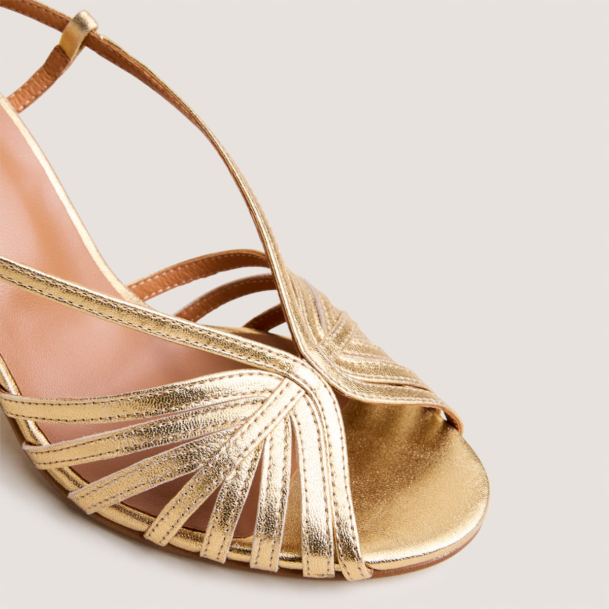 Sandales &agrave; talons et bouts ronds gold