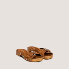 Mules &agrave; petits talons et rivets cognac
