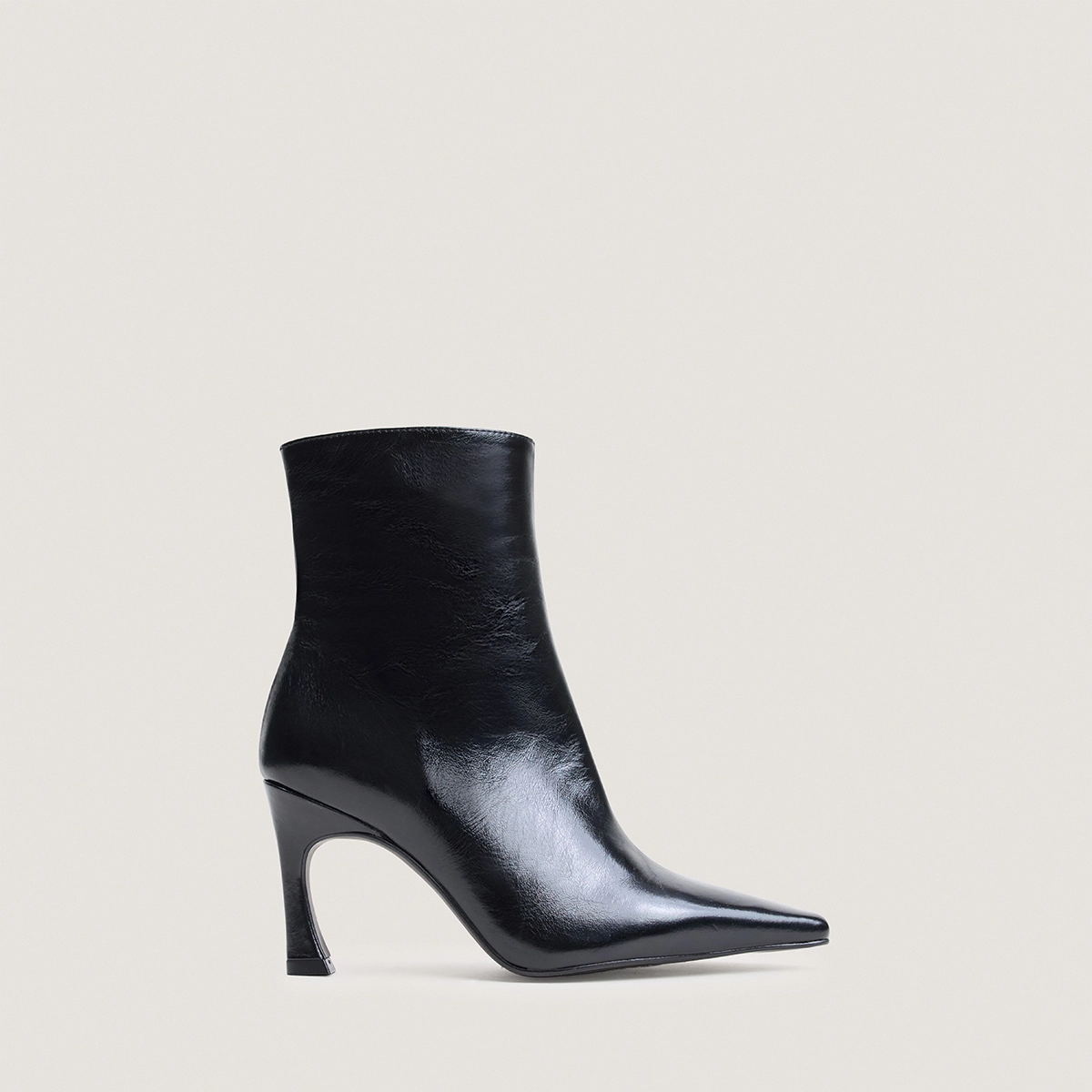 Heeled pointed toe ankle boots in black aged leather | BRONZO