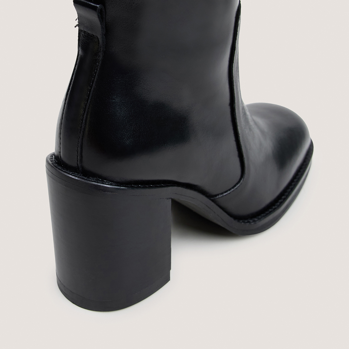 Boots with overflowing heels black