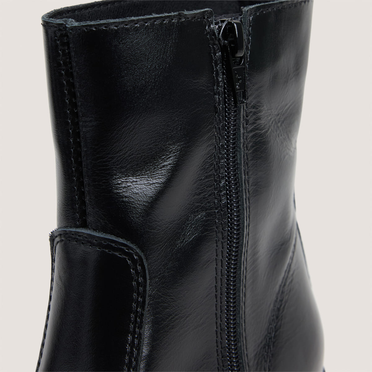 Ankle boots with low heels black