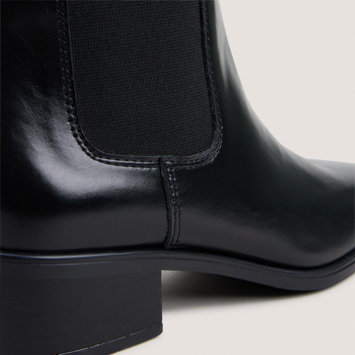 Low-heeled chelsea low boots black