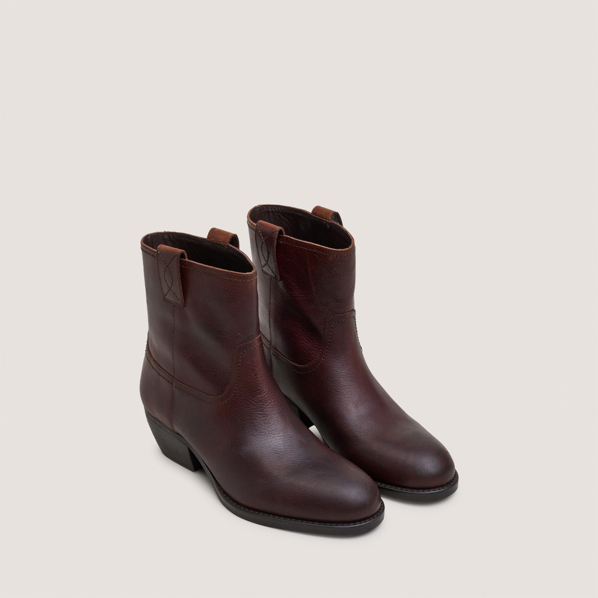 Round-toe ankle boots with a bevelled heel brown