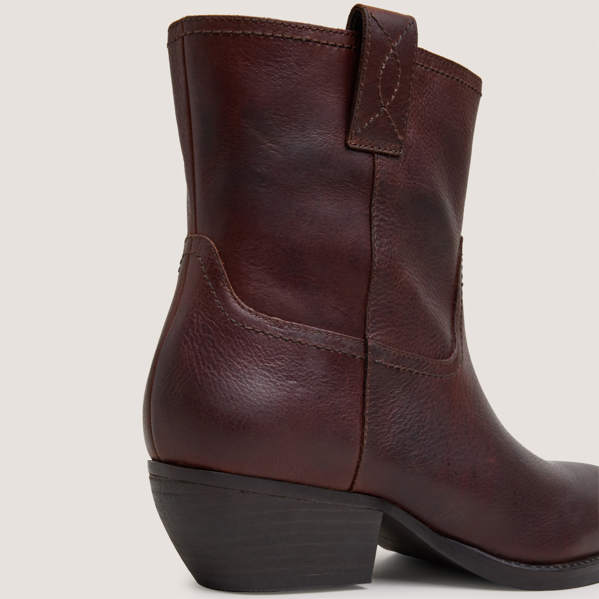 Round-toe ankle boots with a bevelled heel brown