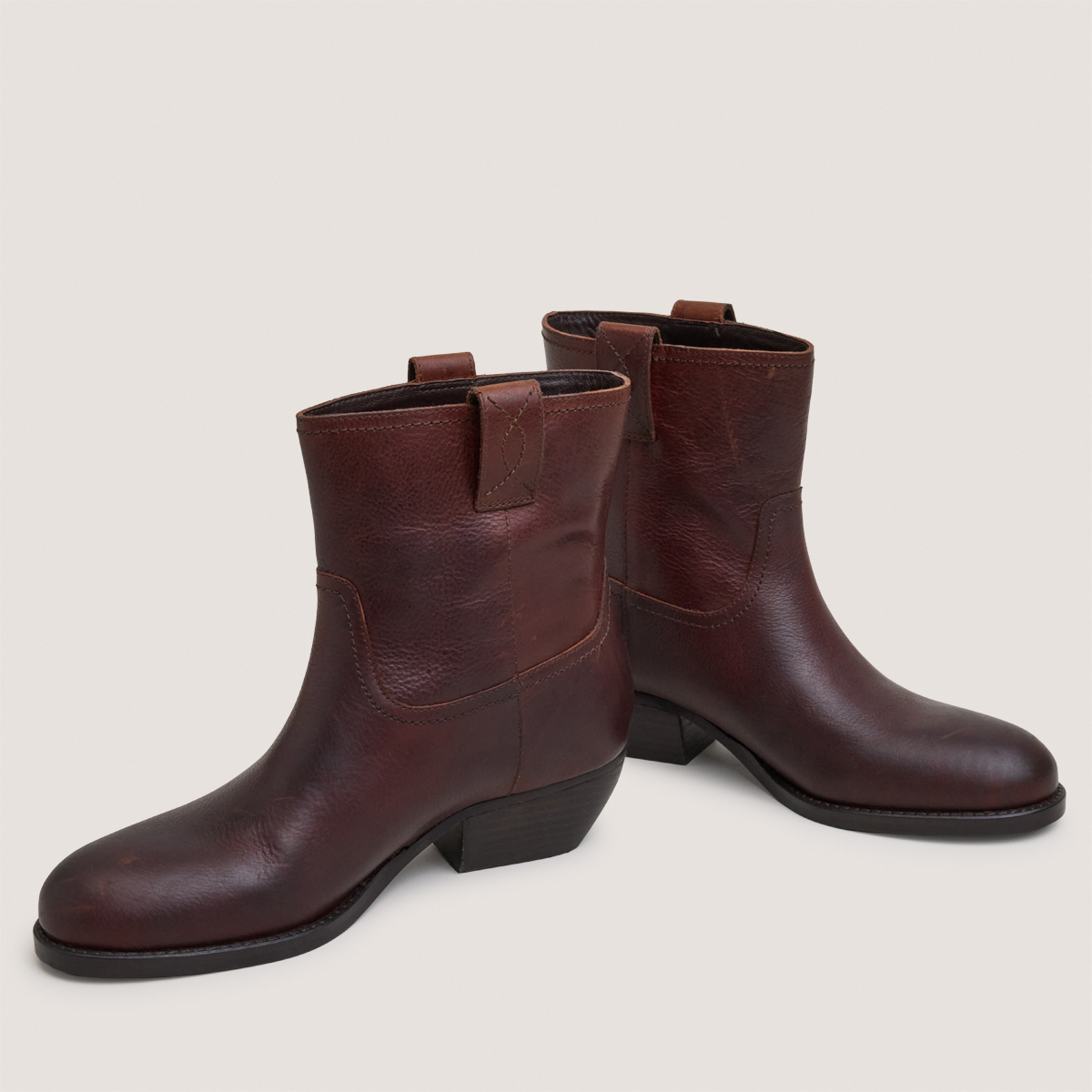 Round-toe ankle boots with a bevelled heel brown