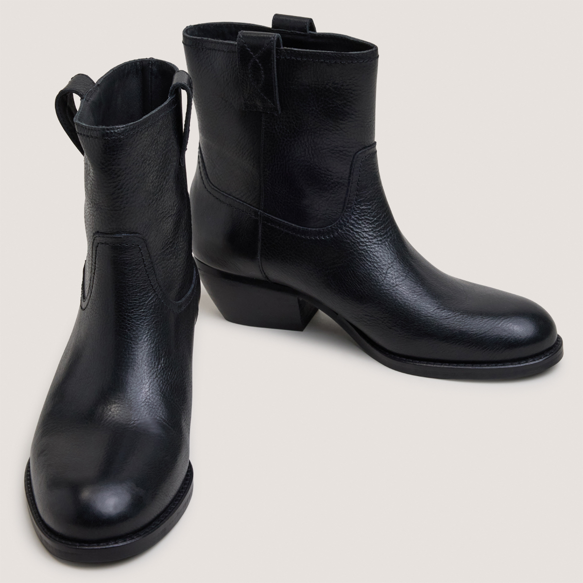 Round-toe ankle boots with a bevelled heel black