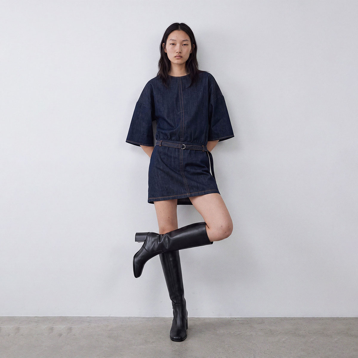 Round-toe heeled boots black