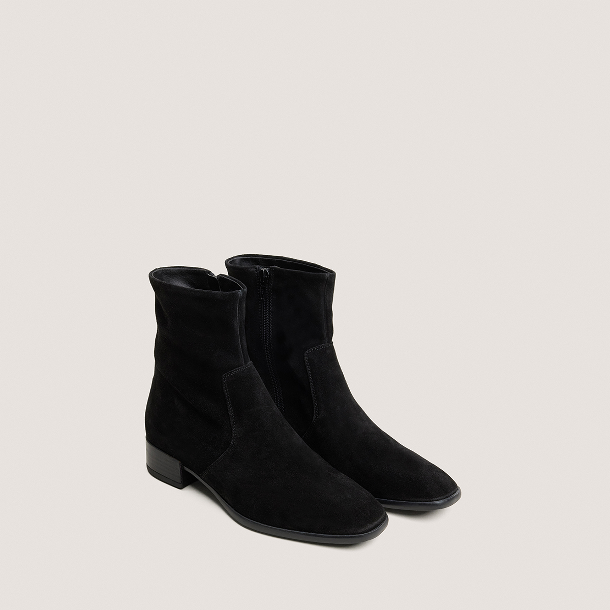 Ankle boots with flat heels and square toes black