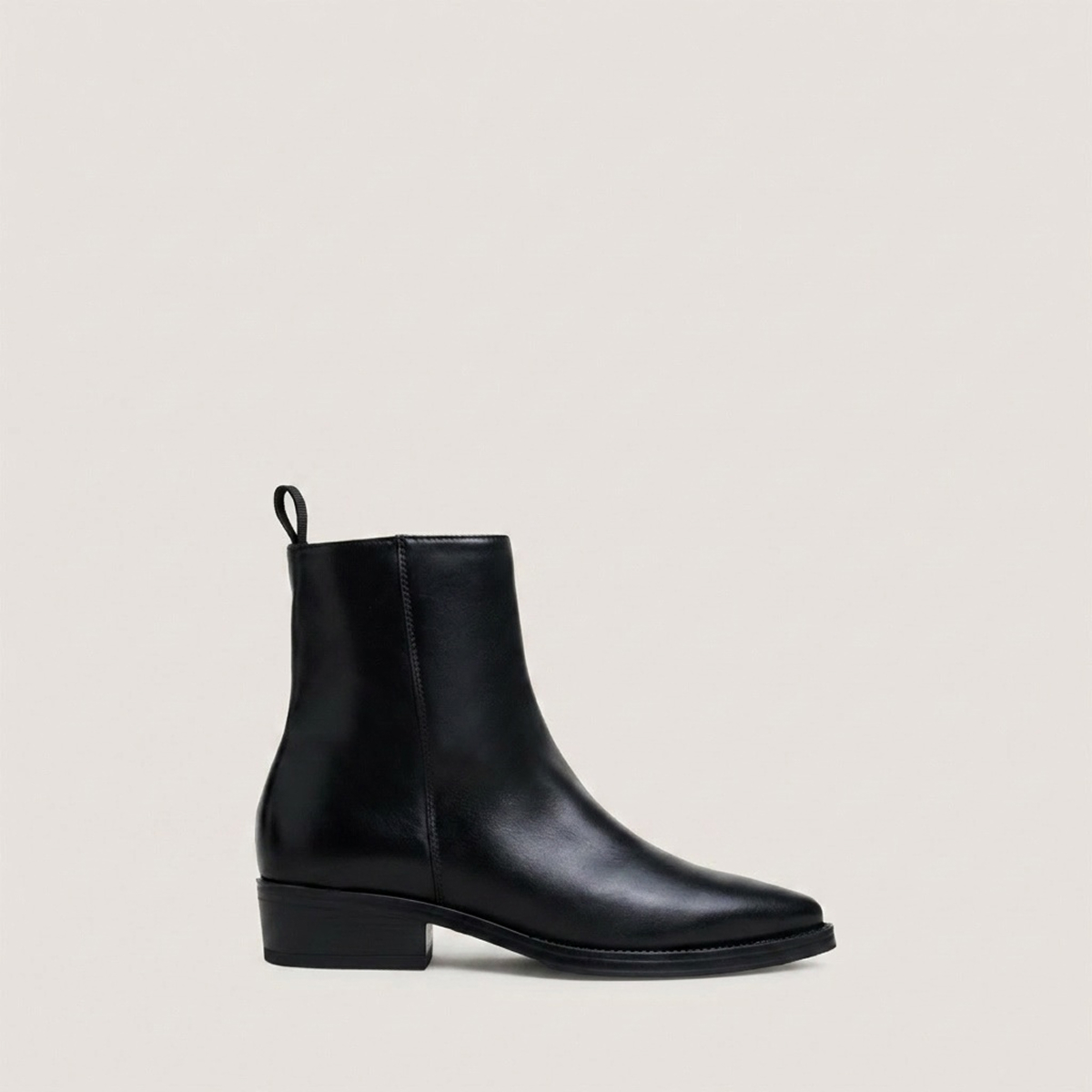 Ankle boots with flat heels and pointed toes black