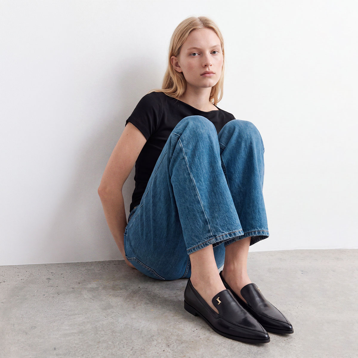 Pointed toe monogram loafers in black leather | AMIDOT
