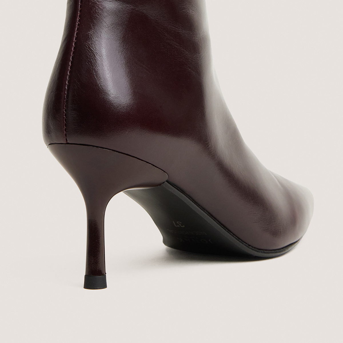Pointed-toe ankle boots burgundy
