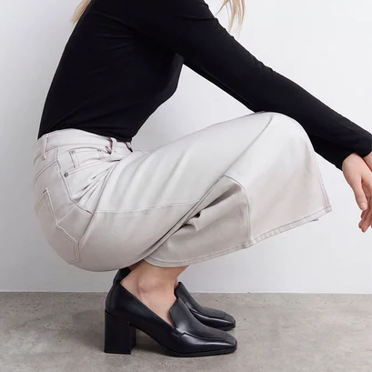 Heeled square toe loafers in black leather | bright