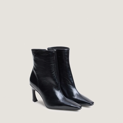 Heeled pointed toe ankle boots in black aged leather | bronzo