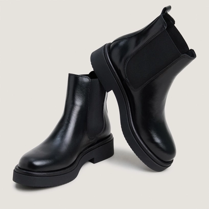 Chunky-sole chelsea low boots in black leather | nicolas