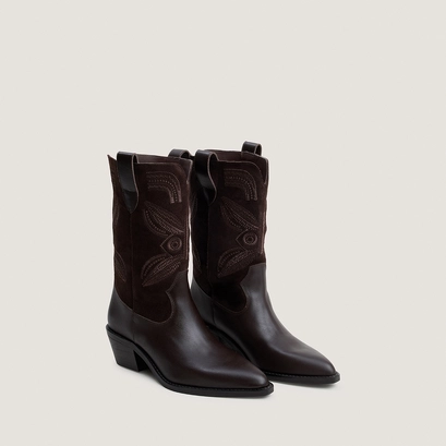 Pointed-toe boots with visible stitching in chocolate leather and chocolate split leather | tatiana