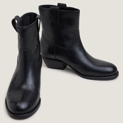 Round-toe ankle boots with a bevelled heel in black grained leather | terra